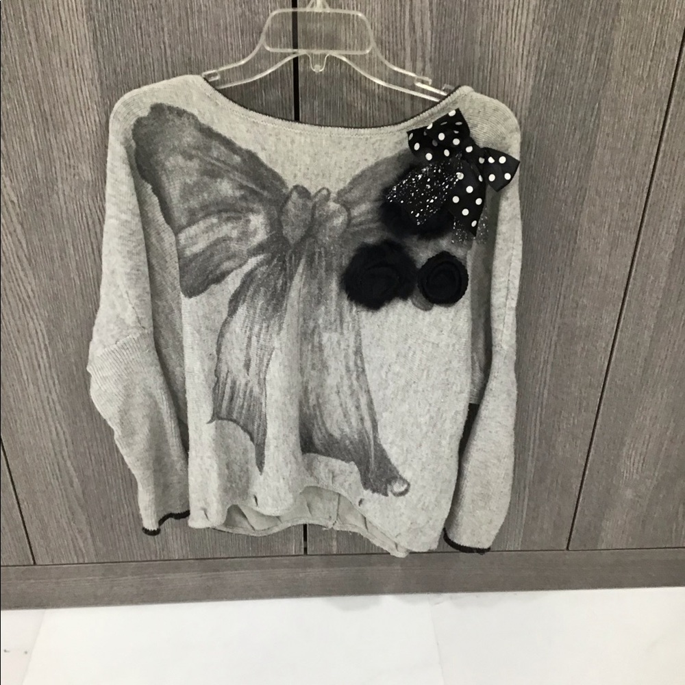 Gray sweater with black bow